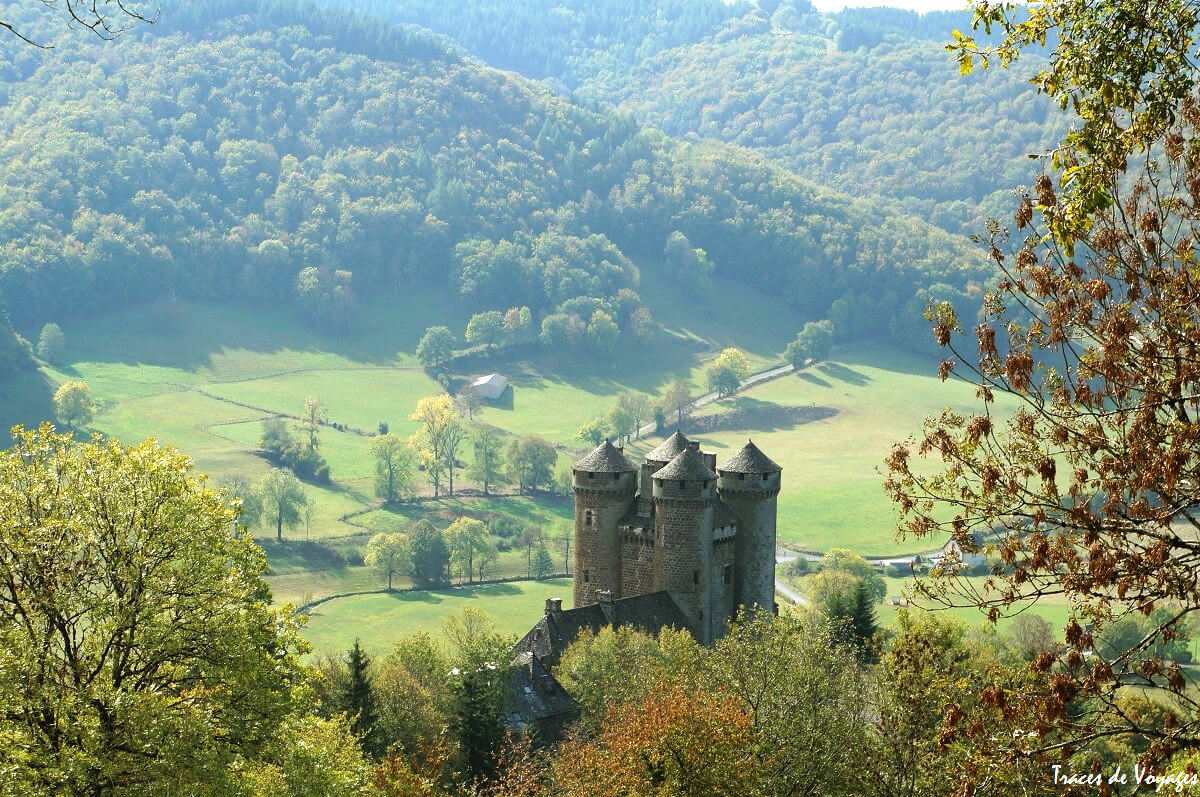 Le château d'Anjony en automne