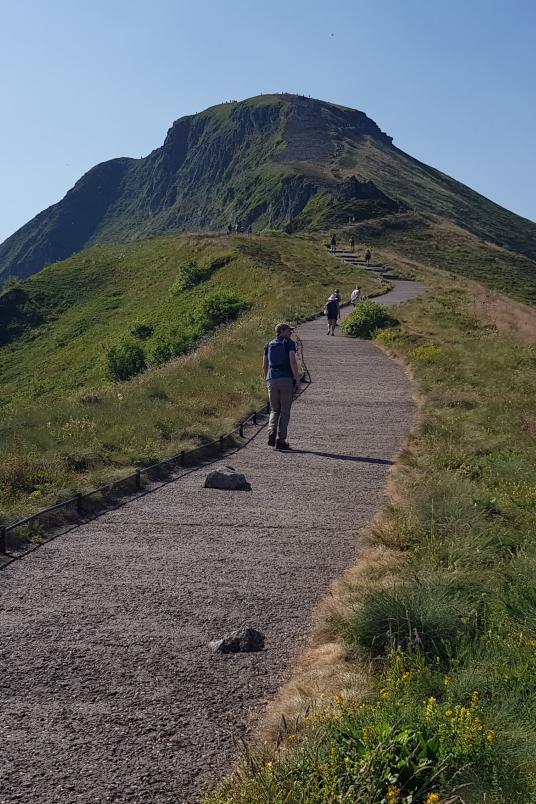 Départ vers le sommet du Puy Mary Départ vers le sommet du Puy Mary
