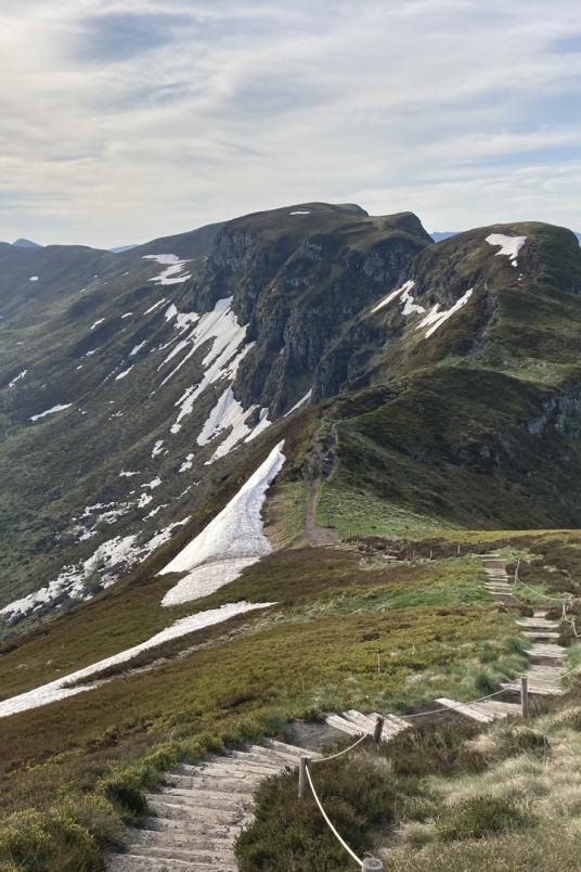 On bascule après le sommet du Puy Mary Le sentier à l'arrière du Puy mary