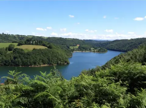 Lac d'Enchanet - Pays de Salers Lac d'Enchanet - Pays de Salers