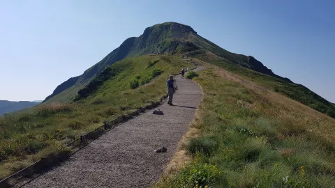 Départ vers le sommet du Puy Mary Départ vers le sommet du Puy Mary
